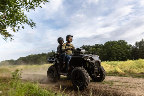 To personer på ATV